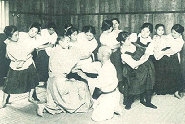 Female trainees learning from Kano Shihan (early Taisho period)
