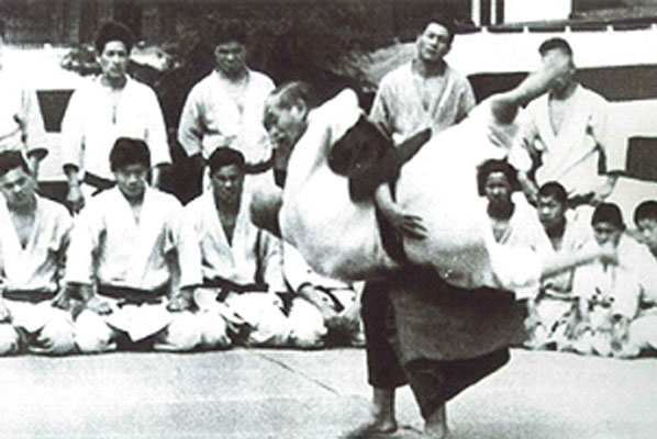 Kano Shihan throwing Yoshitsugu YAMASHITA with Uki-goshi